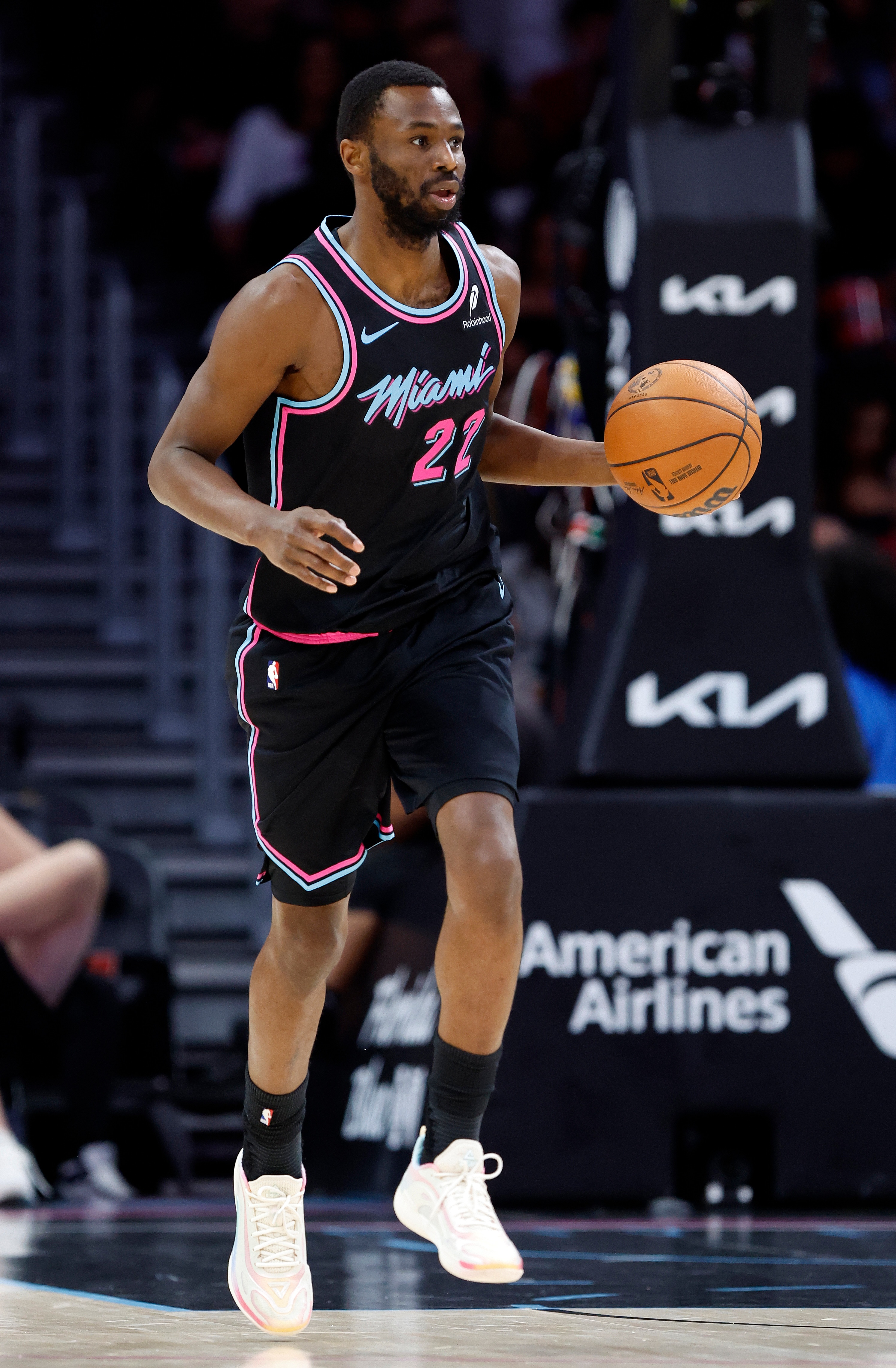 足球比分直播-维金斯：和年轻人打球很享受 约维奇6尺10却像控卫一样推进节奏