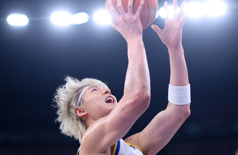 新球体育-丢联赛第一！上海爆冷遭深圳终结9连胜 张镇麟仅5分史密斯38+7